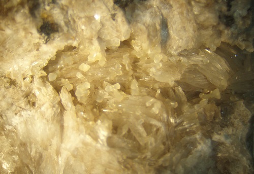 Smithsonite in bowtie-shaped crystals on barite. Danville, KY.