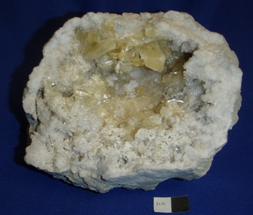 Yellow barite in a quartz geode. The calcite filling was dissolved with HCl. Harrodsburg,, Indiana. 2 cm scale.