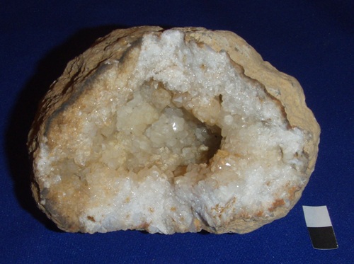 Quartz geode from Meade Co., KY. Colored by soil leaching inside. 2 cm scale.