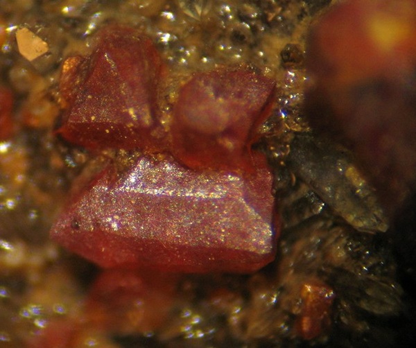 Photo Sp6, red sphalerite crystals on quartz from the Columbia mine. FOV ~6 mm