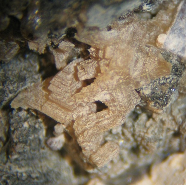 Photo Cr4, Cerussite in pagoda-like crystals, from the Columbia mine. FOV ~7 mm