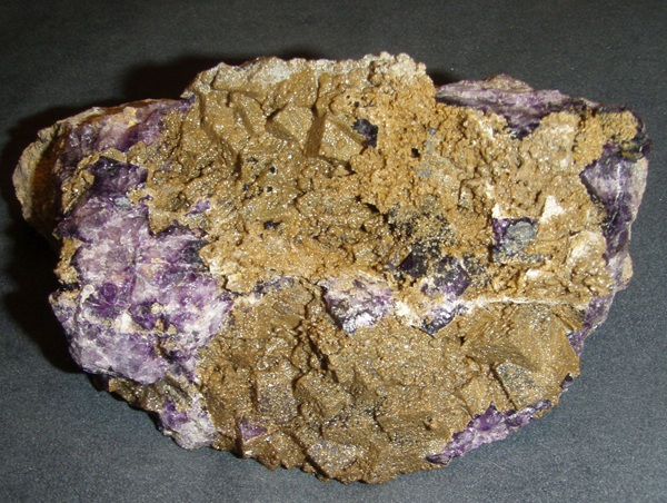 Photo Sm5, Smithsonite coating fluorite from the Hastie's Quarry, collected in May 2001.