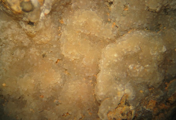 Photo Sm3, Smithsonite in rounded crystals from the Hutson Zinc mine, FOV 30mm