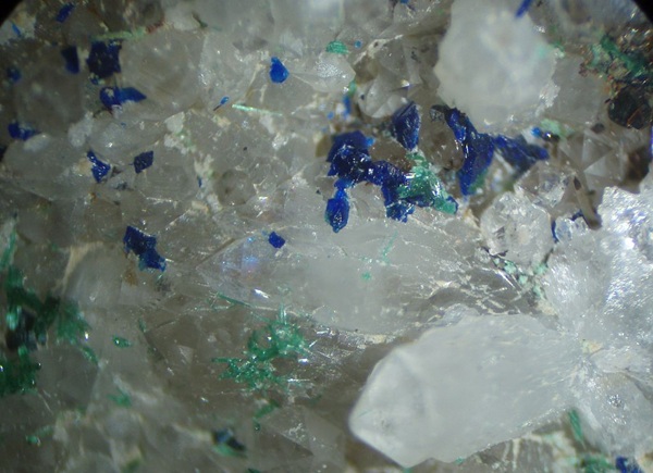 Photo Az3, Crystals of azurite and malachite on quartz, Lead Hill quarry, FOV ~8 mm.