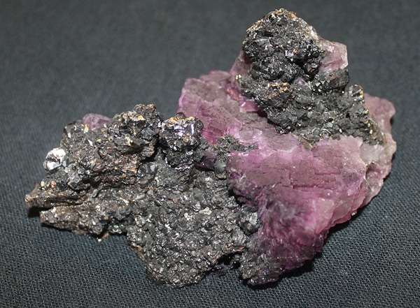 Photo Sp2, Sphalerite and fluorite from the Davis-Deardorff mine complex, 14 cm specimen. Ben E. Clement Mineral Museum specimen.