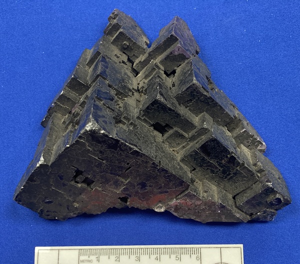 Photo Hy5, Bitumen coating fluorite, probably from the Minerva No. 1 mine (it had more oil that other mines), Ben E. Clement Museum specimen.