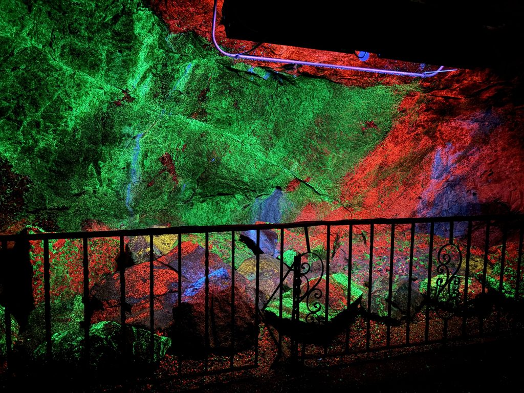 Rainbow Room in the Sterling Hill Mine in shortwave UV. Green is willemite (zinc ore), red is calcite.